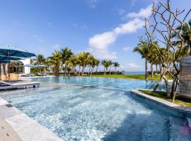 Lux Resort Apartment/2BR/Private Beach/Pools, ξενοδοχείο με πισίνα σε Hà My Tây (2)