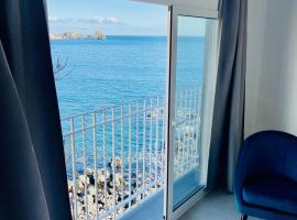 La finestra sul mare: Aci Castello'da bir otel