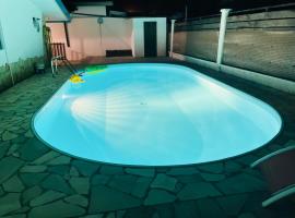 Sermie T2 climatisé avec piscine, hotel in Kourou