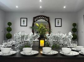 The Cheshire Gathering - Sleeps up to 30 With Hot Tub, apartement sihtkohas Chester