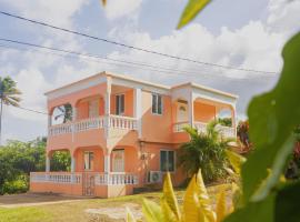 Happy Nest Dominica, nakvynės su pusryčiais namai mieste Marigot