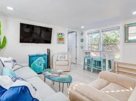 Gulf Breeze Home with Deck Walk to Public Boat Ramp