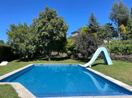 Villa Airexe. Chalet con piscina y tenis en la Ribeira Sacra، كوخ في Taboada