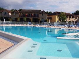 Charmante Maison Duplex en résidence avec piscine à Monflanquin, hotel que acepta mascotas en Monflanquin