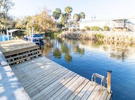 Mermaid Cove Cottage - Canal Front, khách sạn ở Spring Hill