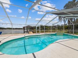 Lake House Westchase area. Heated Pool Waterfront!, hotell i Tampa