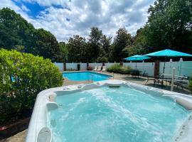 Laurelwood Distinctive old world luxury in Tryon with a swimming pool, hot tub, Game Rm & more, hotel in Tryon