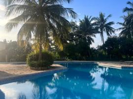 Sunny Studio Beachfront Apartment, ubytování v soukromí v destinaci Ukunda