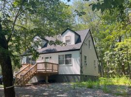 The Flying Dutchman Cottage in amenities filled Masthope community, hotel in Lackawaxen
