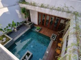 Namdur Villa Sariwangi - Tropical Villa in Bandung With Private Pool, feriebolig i Bandung