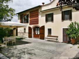 Villa Camilla - TINY - EXCLUSIVE POOL, lavprishotell i Lucca