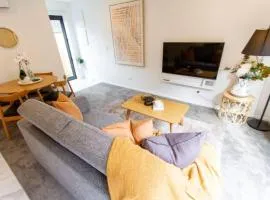 Entertainment Hub 2 bed 2 bath with Free Car park