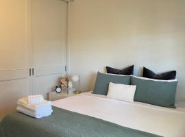 Charming & Cozy 2BR Cottage, Hotel in Blacktown