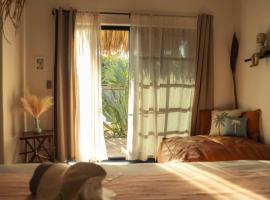 Casa MexiBali, Suite Mexi, hotel with parking in Troncones
