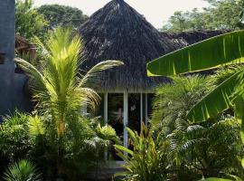 Casa MexiBali, Palapa 47, hotel with parking in Troncones