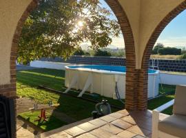 Alleinstehende Villa mit Pool-Finca Gabriela, hotel in Oliva