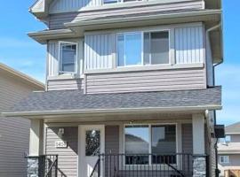 Harbour landing home with 2 living rooms, King bed and 2 car garage, hotel di Regina