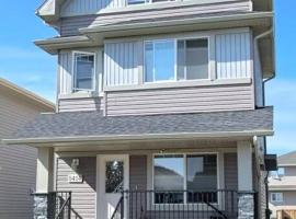 Harbour landing home with 2 living rooms, King bed and 2 car garage, holiday home in Regina