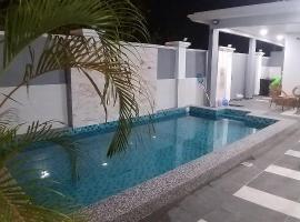Homestay with pool kuantan, hotell med parkeringsplass i Kuantan