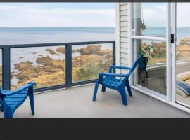 Pacific Ocean House seafront 3bd2bh near airport, hytte i Wellington