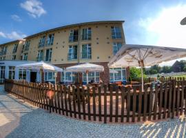 Hotel & Restaurant am Schlosspark، فندق مع موقف سيارات في Dahme