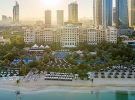 Viesnīca The Westin Dubai Mina Seyahi Beach Resort and Waterpark Dubaijā, netālu no apskates objekta Dubaijas starptautiskais jahtu klubs