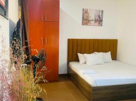 STUDIO WITH PRIVATE ENTRANCE- WIFI, hotell i Abuja