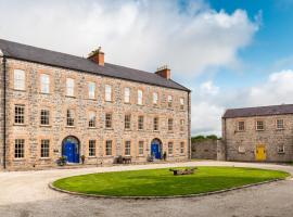 Beautifully restored soldier's barracks to sleep 10 people, hotel v destinaci Droíchead an Chláir