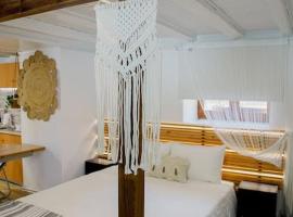 YARD-Άνετο οικογενειακό δωμάτιο με 2 δωμάτια, κουζίνα, hotel in Kórinthos