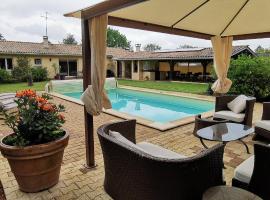 Villa indépendante, parc et piscine privée, ramassez vos oeufs coques, Hotel in Saint-Médard-de-Guizières