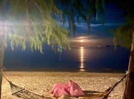 Marjoly Beach Resort, viešbutis mieste Teluk Bakau