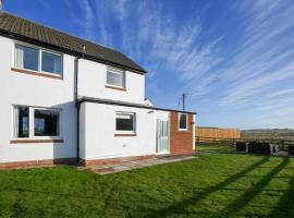 The Birdhouse Family Home with Countryside Views, vacation home in Beal