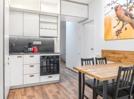 TopFloor Apartments, hotelli Vilnassa lähellä maamerkkiä Rimi Mylia