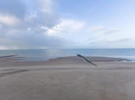 Luxury apartment with stunning sea views, hotel in Middelkerke