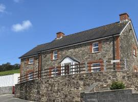 Captivating 5-Bed House with hottub near to Brecon, hotel in Brecon