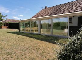 Maison au calme, grand jardin, hotel dengan parkir di Lailly-en-Val