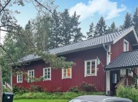 Gorgeous Home In Skepplanda With Private Swimming Pool, Can Be Inside Or Outside, semesterhus i Skepplanda