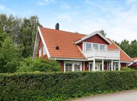 Beautiful Home In Motala With Wifi, villa in Motala