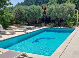 Beautiful Home In St Martin De Castillon With Outdoor Swimming Pool, hotel in Saint-Martin-de-Castillon