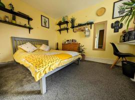 Double Room in Newhaven with own TV & Microwave -plus cereal and toast breakfast，Tarring Neville的B&B