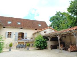 Big 4 bedroom property in the grounds of a Chateau, hotel en Saint-Paul-Lizonne