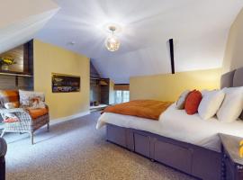 4-Bed Apartment With Cosy Pub, отель в городе Понтипул