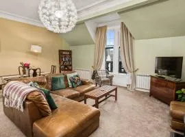 Panoramic Sea Views - Stunning 3BD Apt & Balcony
