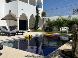 La Baraka, extravagant villa for 8 with pool in Saly, hotel a Gandigal