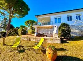 Villa Renata, bellissima villa con terrazzo vista mare, giardino e spiaggia inclusa