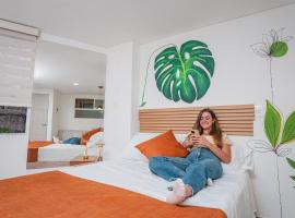 FLORA New & beautiful studio apartment with rooftop, apartamento en Cali