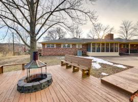 Pineville Home with Fire Pit Less Than Half-Mi to Elk River!，Pineville的住宿空間