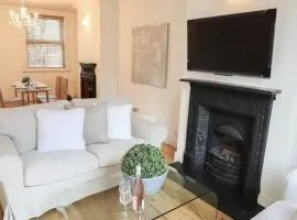 Charming 2-Bed in Windsor: Walk to all the sites!