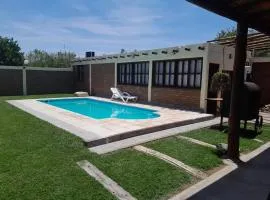 Hermosa casita con quincho y amplia pileta TODAS LAS COMODIDADES Paz total