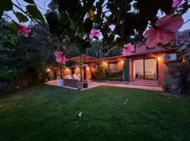 Bonita casa rural con jardín y terraza privado, hotel-fazenda em Jimena de la Frontera
